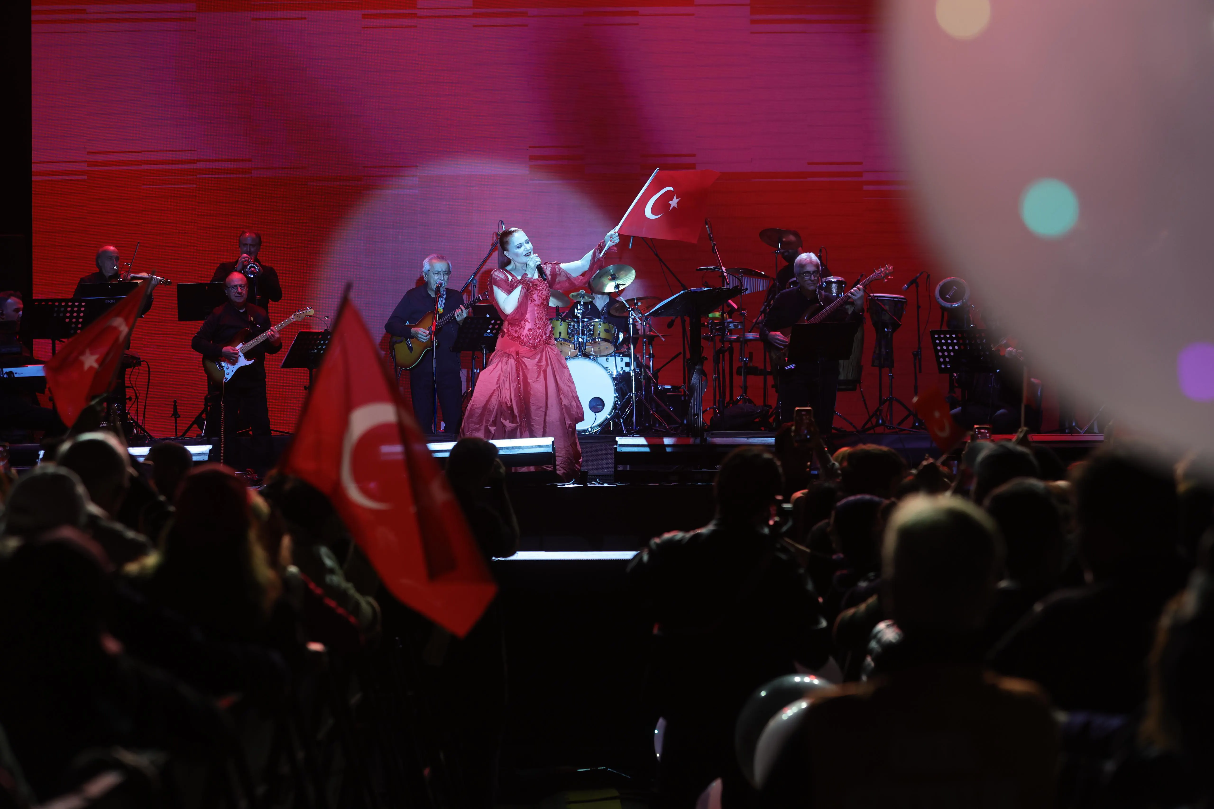 BAYRAKLIâDA CUMHURÄ°YET COÅKUSU KORTEJ VE CANDAN ERÃETÄ°NâLE TAÃLANDI (15) kopya-1793360639186.webp